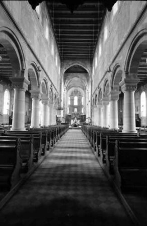 Schwarzach: Romanische Kirche; Längsschiff innen