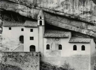 Kleine Kapelle an einer Felswand bei Rovereto im Trentino
