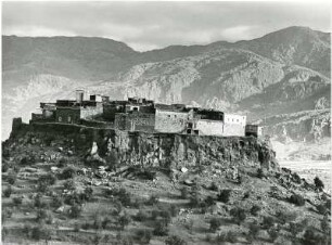 Kasbah im Atlasgebirge : Eine Kasbah auf einem Hügel im marokkanischen Antiatlas.