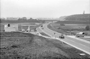 Allensbach: Umgehungsstraße von der Brücke nach Norden mit Kolonne