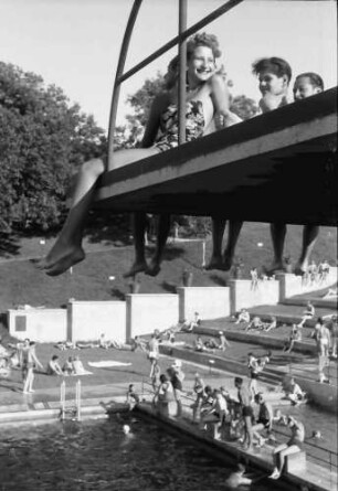 [Bukarest] Bucuresti: Beine auf dem Sprungturm