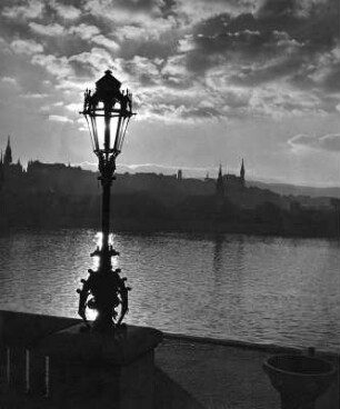Budapest. Blick auf die Donau bei Sonnenuntergang. Ansicht mit Straßenlaterne