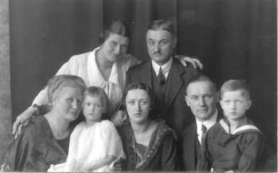 Porträt einer Dresdner Familie. Fotografie (Weltpostkarte) von Ursula Richter. Dresden, um 1930