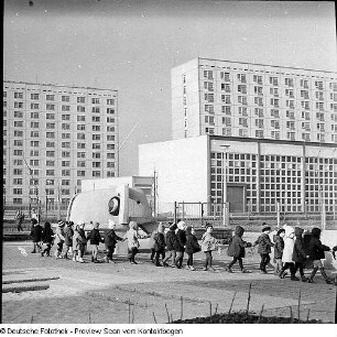 Hochhaus Terrassenufer (verschiedene Ansichten, Blick von oben, Modell der Carola-Brücke?, Spielplatz, Brückenskulptur der alten Carolabrücke)