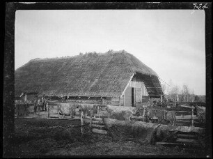 Melaschaizy (=Milašaitis, Litauen): zum Trocknen aufgehängte Kuhhäute (?) vor einem reetgedecken Holzhaus ("Wirtschaftshof der 4. Kavallerie-Brigade")