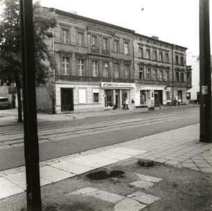 Cottbus, Straße der Jugend 153/154/Ecke Bürgerstraße. Wohnhäuser mit Läden (E. 19. Jh.). Straßenansicht