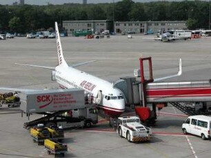 Berlin - Flughafen Tegel : Parkende Flugzeuge auf dem Vorfeld, aufgenommen 2004 am Flughafen Tegel in Berlin