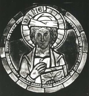 Prophet Daniel. Glasmalerei, um 1235/1245. Neukloster, ehemalige Zisterzienser-Nonnenklosterkirche. Ausstellung "Mittelalterliche Glasmalerei in der DDR", Angermuseum Erfurt 1989/1990. Kat. Nr. 6