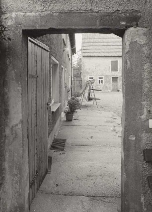 Mobschatz-Rennersdorf, Brabschützer Straße 1. Bauernhof (1. H. 19. Jh.). Blick durch die Hoftür in den Hof