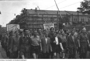 Dresden, Grunaer Straße. Demonstration unter der Losung "Was die Stalinallee in Berlin ist, ist in Dresden die Grunaer Straße", 1954