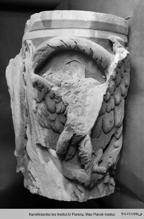 Fragment der südlichen Rankensäule vom Hauptportal des Domes