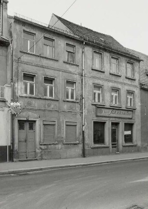 Mügeln, Doppelwohnhaus mit Laden : Mügeln (Kreis Torgau-Oschatz), Doppelwohnhaus mit Laden, Dr. Friedrichs-Straße 26/24, 19. Jahrhundert, Straßenansicht