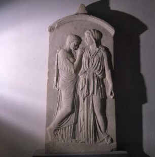 Rhodos, Archäologisches Museum. Stele von Krito und Timárista, Ende 5. Jh. v. Chr. Runder Abschluss: rhodische Arbeit nach attischen Vorbildern, ionische Weichheit