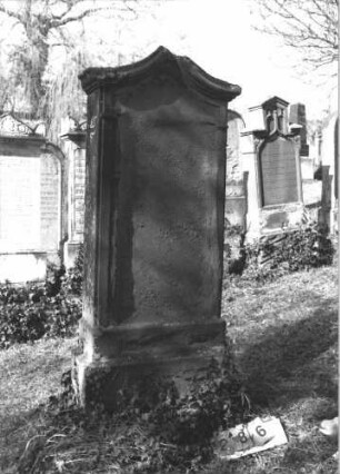 Grabstein 286 (Index: 99786542) Zustand: Vorderseite: vollständig abgeblättert, Rückseite: stark verwittert Maße HxBxT: 167x71x29 cm: Grabstein 286