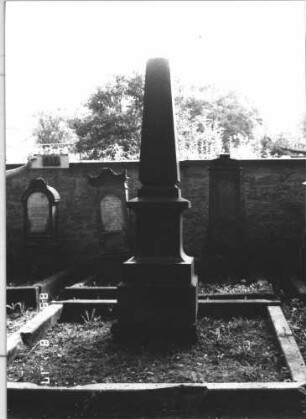 Grabstein 47 (Index: 100105691) Material: polierter Granit Zustand: sehr gut, Schrift vergoldet Maße HxBxT: 280x61x56 cm Beschreibung: Obelisk, getreppter Sockel Besonderheit: Doppelgrab für Eheleute: Grabstein 47