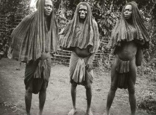 Banssu, Nordwest-Kamerun. Vermummte Polizisten des Oberhauptes der Banso.