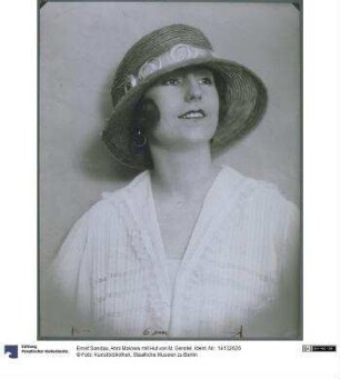 Anni Malowa mit Hut von M. Gerstel