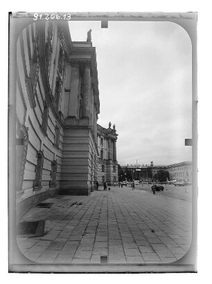 Berlin : August-Bebel-Platz, Kommode
