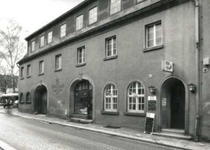 Neustadt in Sachsen, Bahnhofstraße 2. Wohnhaus mit Laden und Eis-Café (bezeichnet 1709 und 1946)