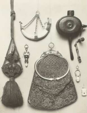 Pulverflaschen und Rufhorn und Hundepfeifen und gestickter Schwedler (Jagdtasche)