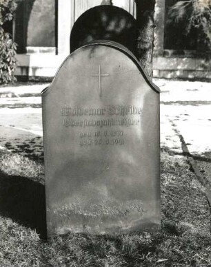 Grabstein für Woldemar Scheibe : Grabstein für Woldemar Scheibe. Sandstein, Zinkblech (ab 1941). Dresden-Neustadt, Albertstadt, Nordfriedhof (Garnisonsfriedhof)