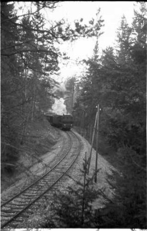 Lok 141 vor Mariaberg, enge Kurve mit Gleisradius 180 Meter, Form 5 Gleisbau vom Bahnbau 1901, ausgewechselt 1976