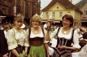 Freiburg: Wahl der Badischen Weinkönigin 1977; Weinkönigin mit Weinglas [Gerhild Sick]
