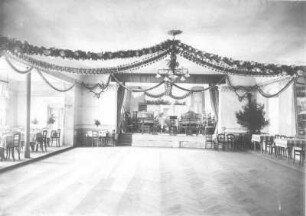 Graupa (Pirna-Graupa), Dorfplatz (Tschaikowskiplatz) 1. Gasthof zum Erbgericht. Ballsaal mit Bühne