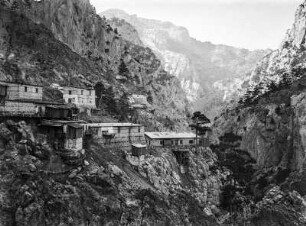Landschaftsblick und Dorf : Schlucht und Eisenbahnerdorf