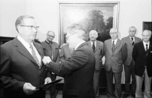 Freiburg: Regierungspräsidium; Bundesverdienstkreuz für Wilhelm Widerhold überreicht durch Wirtschaftsminister Eberle