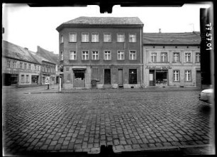 Bernau, Leninstraße (Brauerstraße) 1. Wohnhaus mit Läden. Straßenfront