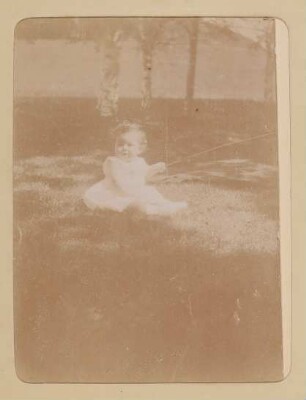Franz von Hofmannsthal als Baby auf einer Wiese in Aussee