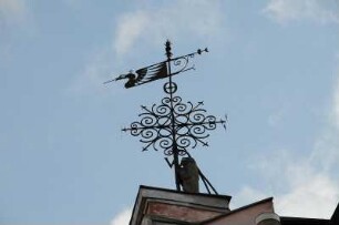 Wetterfahne auf einem Haus in Tallinn : Eine historische Wetterfahne auf einem Hausgiebel in der Pikk-Straße. Aufgenommen in Tallinn im April 2008