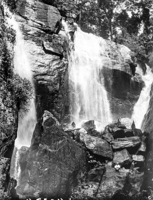 Wasserfall : Blick auf einen Wasserfall bei Mamba.