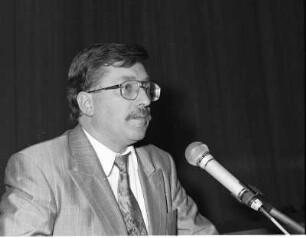 Rudolf Würfel, Präsident IHK Dresden : Redner Rudolf Würfel, 2. Präsident der IHK Dresden, auf einer Veranstaltung im Plenarsaal des Dresdner Rathauses am 30. Juni 1992