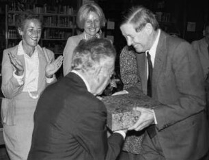 Feier des 80. Geburtstags von Hanns Swarzenski im Zentralinstitut für Kunstgeschichte in München: Willibald Sauerländer überreicht Swarzenski ein Geschenk, im Hintergrund Inge Hacker und Margret Stuffmann