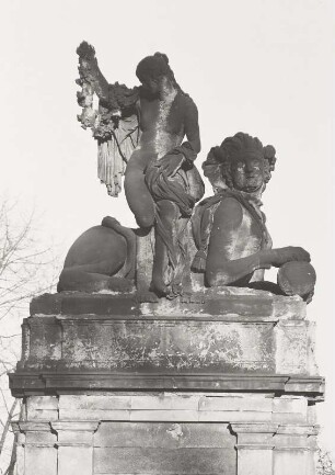 Sphinx mit Mädchen, einen Rosenkranz hochhaltend