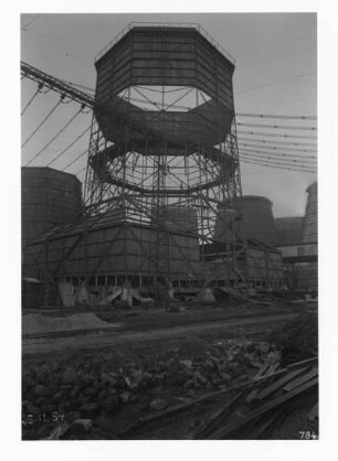 Industrie-Kraftwerk. Kühlturm 2 während der Montage : Lauta (Niederlausitz). Industrie-Kraftwerk. Kühlturm 2 während der Montage