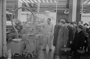 Messebesucher in der Ausstellungshalle Polens und Ungarns vor einer Präsentation von Maschinen zur Holzverarbeitung
