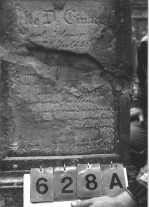 Grabstein 628 (Index: 99788306) Material: Sandstein Zustand: zerbrochen und repariert, sehr stark verwittert mit Textverlust Maße HxBxT: 144x58x16 cm Symbolik: Vierpaß: Grabstein 628A