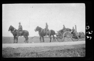 Wirballen (?) (=Virbalis, Litauen): Vierergespann mit Feldküche und 4 Soldaten mit Pickelhaube auf einer Landstraße, im Hintergrund ein landwirtschaftliches Gebäude ("Feldküche mit Bespannung") (Seitansicht)