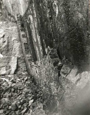 Lausitzer Bergland. Taubenberg bei Taubenheim/Spree. Granitbruch mit saigerem Grünstein-(Lamprophyr-)Gang