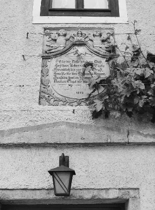 Mobschatz-Merbitz, Merbitzer Ring 11. Gasthof "Merbitzer Hof". Platte mit Inschrift und Relief am Wohnhaus (bez. 1843)
