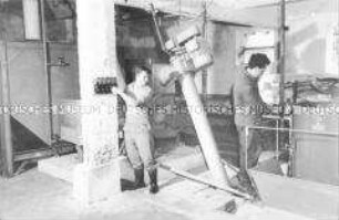 Moderne Futterküche mit Vakuum-Futterautomaten für die Schweinemast in der LPG "Vorwärts" Jahnsdorf (Kr. Stollberg)