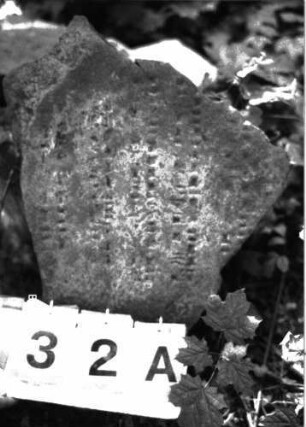 Grabstein 32 (Index: 100105607) Material: Sandstein Zustand: zerbrochene Fragmente Beschreibung: Fragmente verschiedener Stelen Besonderheit: die Fragmente stammen von verschiedenen Stelen und liegen auf einem Haufen: Grabstein 32A