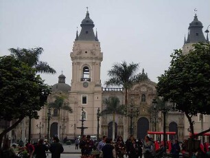 Lima - Kathedrale an der Plaza de Armas : Die Kathedrale steht an der Plaza de Armas. Aufgenommen in Lima am 6. September 2011