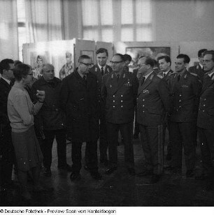 Militärs bei Kunstausstellung
