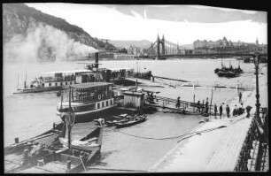 Budapest. Donaubild mit Dampfschiffen gegen Elisabethbrücke und Burg