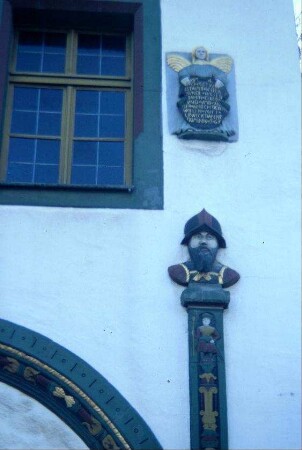 Lutherhaus Nordgiebel , Darstellung eines Soldaten zur Stadtwache, Tafel mit Segensspruch