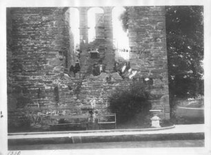 Kirkwall, Schottland. Ruine des Palastes von Earl II. Patrick Stewart (begonnen 1607) mit Touristen der Hapag vor der Giebelfront